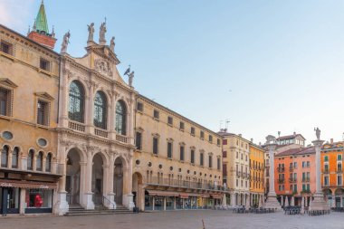 Vicenza, İtalya, 29 Ağustos 2021: İtalya 'nın Vicenza kentindeki Piazza dei Signori meydanında St. Vincent kilisesinin üzerinde gün doğumu.