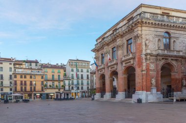 Vicenza, İtalya, 29 Ağustos 2021: İtalyan Vicenza kasabasındaki Piazza dei Signori meydanında tarihi evler.