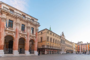 Vicenza, İtalya, 29 Ağustos 2021: İtalya 'nın Vicenza kentindeki Piazza dei Signori meydanında St. Vincent kilisesinin üzerinde gün doğumu.
