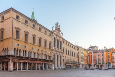 Vicenza, İtalya, 29 Ağustos 2021: İtalya 'nın Vicenza kentindeki Piazza dei Signori meydanında St. Vincent kilisesinin üzerinde gün doğumu.