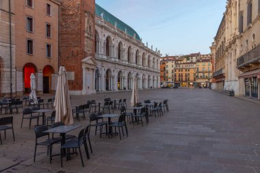 Vicenza, İtalya, 29 Ağustos 2021: İtalya 'nın Vicenza kentindeki Piazza dei Signori meydanında Basilica Palladiana üzerinde gün doğumu.