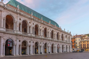 Vicenza, İtalya, 29 Ağustos 2021: İtalya 'nın Vicenza kentindeki Piazza dei Signori meydanında Basilica Palladiana üzerinde gün doğumu.