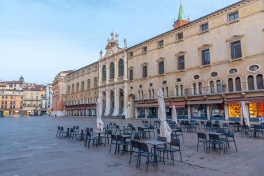 Vicenza, İtalya, 29 Ağustos 2021: İtalya 'nın Vicenza kentindeki Piazza dei Signori meydanında St. Vincent kilisesinin üzerinde gün doğumu.