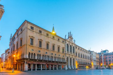 Vicenza, İtalya, 29 Ağustos 2021: İtalya 'nın Vicenza kentindeki Piazza dei Signori meydanında St. Vincent kilisesinin üzerinde gün doğumu.