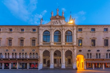 Vicenza, İtalya, 29 Ağustos 2021: İtalya 'nın Vicenza kentindeki Piazza dei Signori meydanında St. Vincent kilisesinin üzerinde gün doğumu.