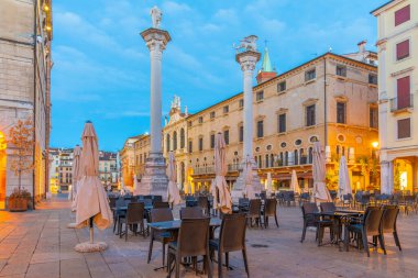 Vicenza, İtalya, 29 Ağustos 2021: İtalyan kasabası Vicenza 'nın merkezindeki Venedik sütunları.