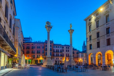 Vicenza, İtalya, 29 Ağustos 2021: İtalyan kasabası Vicenza 'nın merkezindeki Venedik sütunları.