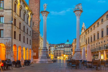 Vicenza, İtalya, 29 Ağustos 2021: İtalyan kasabası Vicenza 'nın merkezindeki Venedik sütunları.