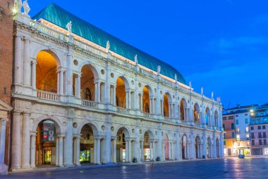 Vicenza, İtalya, 29 Ağustos 2021: İtalya 'nın Vicenza kentindeki Piazza dei Signori meydanında Basilica Palladiana üzerinde gün doğumu.
