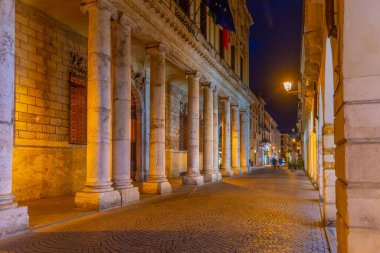 Vicenza, İtalya, 28 Ağustos 2021: İtalya 'nın eski Vicenza kentindeki tarihi evlerin gece manzarası.
