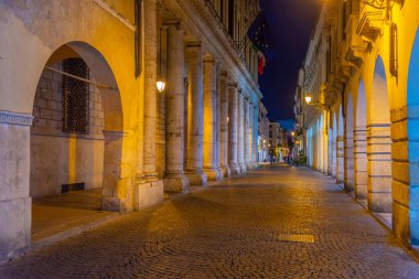 Vicenza, İtalya, 28 Ağustos 2021: İtalya 'nın eski Vicenza kentindeki tarihi evlerin gece manzarası.