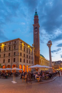 Vicenza, İtalya, 28 Ağustos 2021: İtalya 'nın Vicenza kentindeki Piazza dei Signori meydanında Basilica Palladiana üzerinde gün batımı.