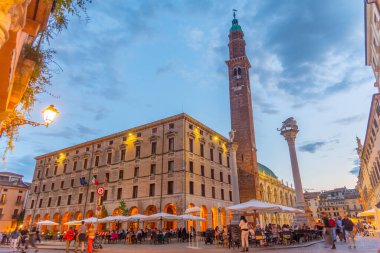 Vicenza, İtalya, 28 Ağustos 2021: İtalya 'nın Vicenza kentindeki Piazza dei Signori meydanında Basilica Palladiana üzerinde gün batımı.