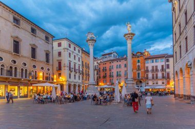 Vicenza, İtalya, 29 Ağustos 2021: İtalyan kasabası Vicenza 'nın merkezindeki Venedik sütunları.