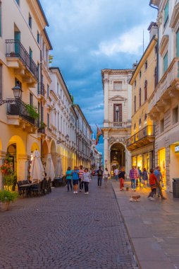 Vicenza, İtalya, 28 Ağustos 2021: İtalya 'nın Vicenza kentindeki tarihi evlerin gün batımı manzarası.