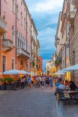Vicenza, İtalya, 28 Ağustos 2021: İtalya 'nın Vicenza kentindeki tarihi evlerin gün batımı manzarası.