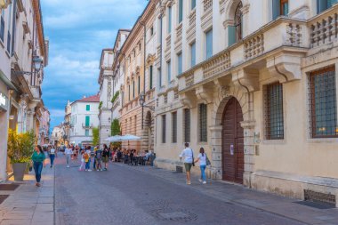 Vicenza, İtalya, 28 Ağustos 2021: İtalya 'nın Vicenza kentindeki tarihi evlerin gün batımı manzarası.