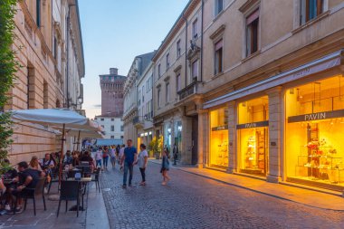 Vicenza, İtalya, 28 Ağustos 2021: İtalya 'nın Vicenza kentindeki tarihi evlerin gün batımı manzarası.