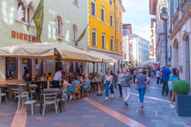 Trento, İtalya, 28 Ağustos 2021: İtalya 'nın Trento kentindeki tarihi evler.