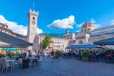 Trento, İtalya, 28 Ağustos 2021: İtalya 'nın Trento kentinde Piazza del Duomo.
