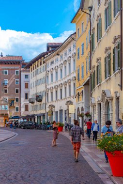 Trento, İtalya, 28 Ağustos 2021: İtalya 'nın Trento kentindeki tarihi evler.