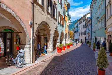Trento, İtalya, 28 Ağustos 2021: İtalya 'nın Trento kentindeki tarihi evler.