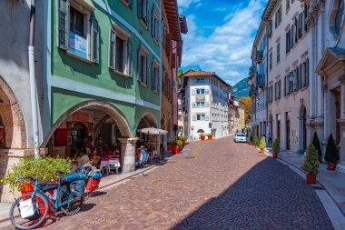 Trento, İtalya, 28 Ağustos 2021: İtalya 'nın Trento kentindeki tarihi evler.