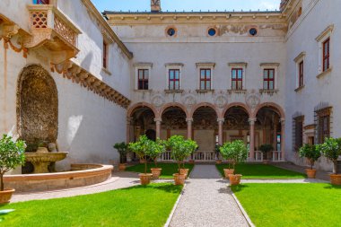 Trento, İtalya, 28 Ağustos 2021: İtalya 'nın Trento kentindeki Castello del Buonconsiglio' da atari salonu.