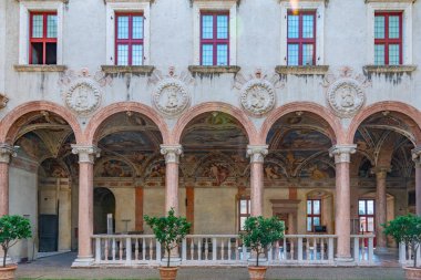 Trento, İtalya, 28 Ağustos 2021: İtalya 'nın Trento kentindeki Castello del Buonconsiglio' da atari salonu.