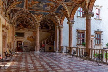 Trento, İtalya, 28 Ağustos 2021: İtalya 'nın Trento kentindeki Castello del Buonconsiglio' nun içindeki atari salonunda freskler.