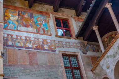 Trento, İtalya, 28 Ağustos 2021: İtalya 'nın Trento kentindeki Castello del Buonconsiglio' da freskler.