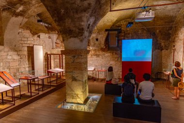 Trento, İtalya, 28 Ağustos 2021: İtalya 'nın Trento kentindeki Castello del Buonconsiglio müzesinde sanat eserleri.