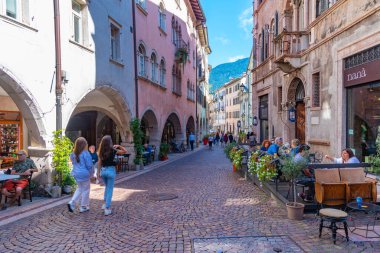 Trento, İtalya, 28 Ağustos 2021: İtalya 'nın Trento kentindeki tarihi evler.