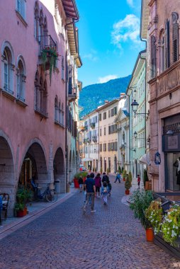 Trento, İtalya, 28 Ağustos 2021: İtalya 'nın Trento kentindeki tarihi evler.