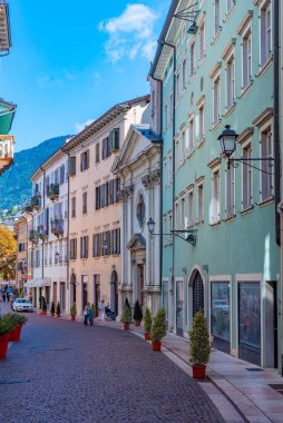 Trento, İtalya, 28 Ağustos 2021: İtalya 'nın Trento kentindeki tarihi evler.