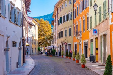 Trento, İtalya, 28 Ağustos 2021: İtalya 'nın Trento kentindeki tarihi evler.