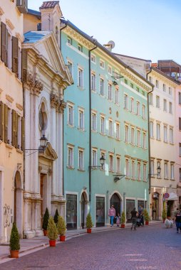 Trento, İtalya, 28 Ağustos 2021: İtalya 'nın Trento kentindeki tarihi evler.