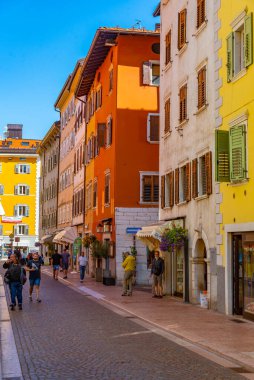 Trento, İtalya, 28 Ağustos 2021: İtalya 'nın Trento kentindeki tarihi evler.
