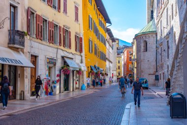 Trento, İtalya, 28 Ağustos 2021: İtalya 'nın Trento kentindeki tarihi evler.