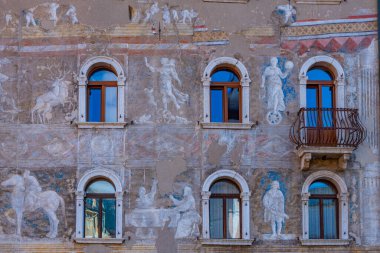 Trento, İtalya, 28 Ağustos 2021: İtalya 'nın Trento kentinde Piazza del Duomo.