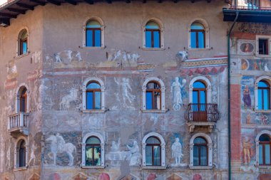 Trento, İtalya, 28 Ağustos 2021: İtalya 'nın Trento kentinde Piazza del Duomo.