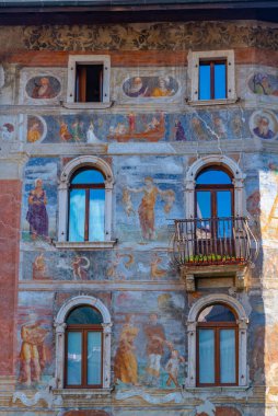 Trento, İtalya, 28 Ağustos 2021: İtalya 'nın Trento kentinde Piazza del Duomo.