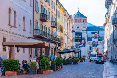 Trento, İtalya, 28 Ağustos 2021: İtalya 'nın Trento kentindeki tarihi evler.