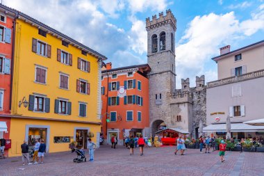 Riva del Garda, İtalya, 27 Ağustos 2021: İtalya 'daki Riva del Garda' da insanlar Porta di San Michele 'den geçiyor.