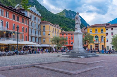 Riva del Garda, İtalya, 27 Ağustos 2021: Riva del Garda 'da San Giovanni Nepomuceno Heykeli.