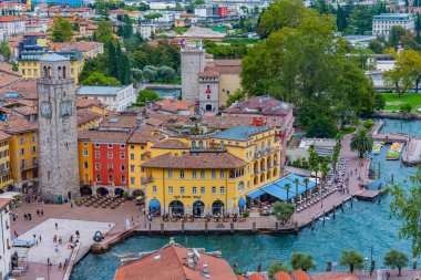 Riva del Garda, İtalya, 27 Ağustos 2021: İtalya 'daki Riva del Garda' da Lakeside gezinti alanı.