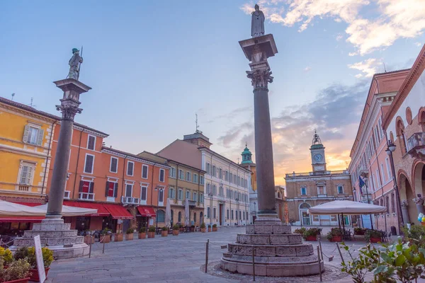 Ravenna, İtalya, 1 Eylül 2021: İtalyan kenti Ravenna 'da Piazza del Popolo' nun gündoğumu manzarası.