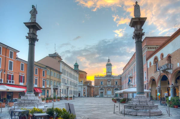 ラヴェンナ イタリア 2021年9月1日 イタリアの町ラヴェンナのポポロ広場の日の出ビュー — ストック写真
