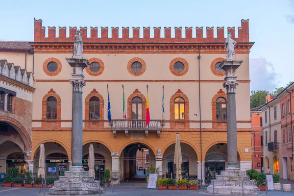 Ravenna, İtalya, 1 Eylül 2021: İtalya 'nın Ravenna kentindeki Piazza del Popolo' da belediye binasının gün doğumu manzarası.