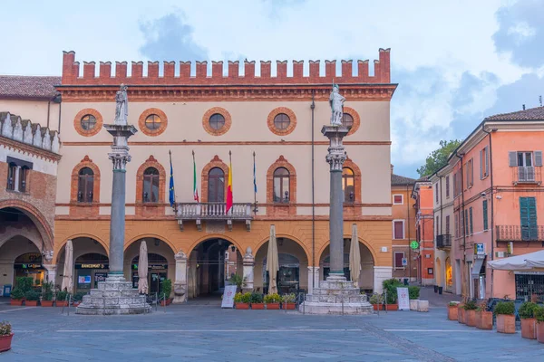 Ravenna, İtalya, 1 Eylül 2021: İtalya 'nın Ravenna kentindeki Piazza del Popolo' da belediye binasının gün doğumu manzarası.